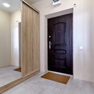 Vstavané skrine so zrkadlom do chodby